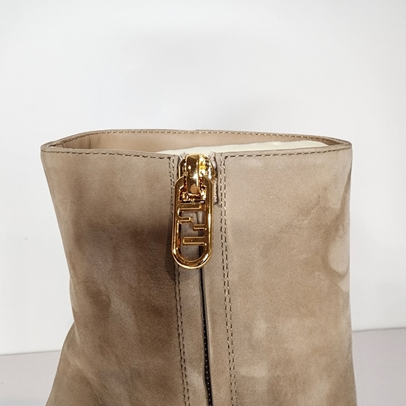 Fendi Nabuck Fendi First Ankle Leather Bootie in Roger. Size 40 - Picture 5 of 8
